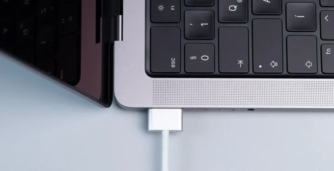 Apple’s Latest Macs Incorporate USB-C Liquid Detection for Enhanced Diagnostics